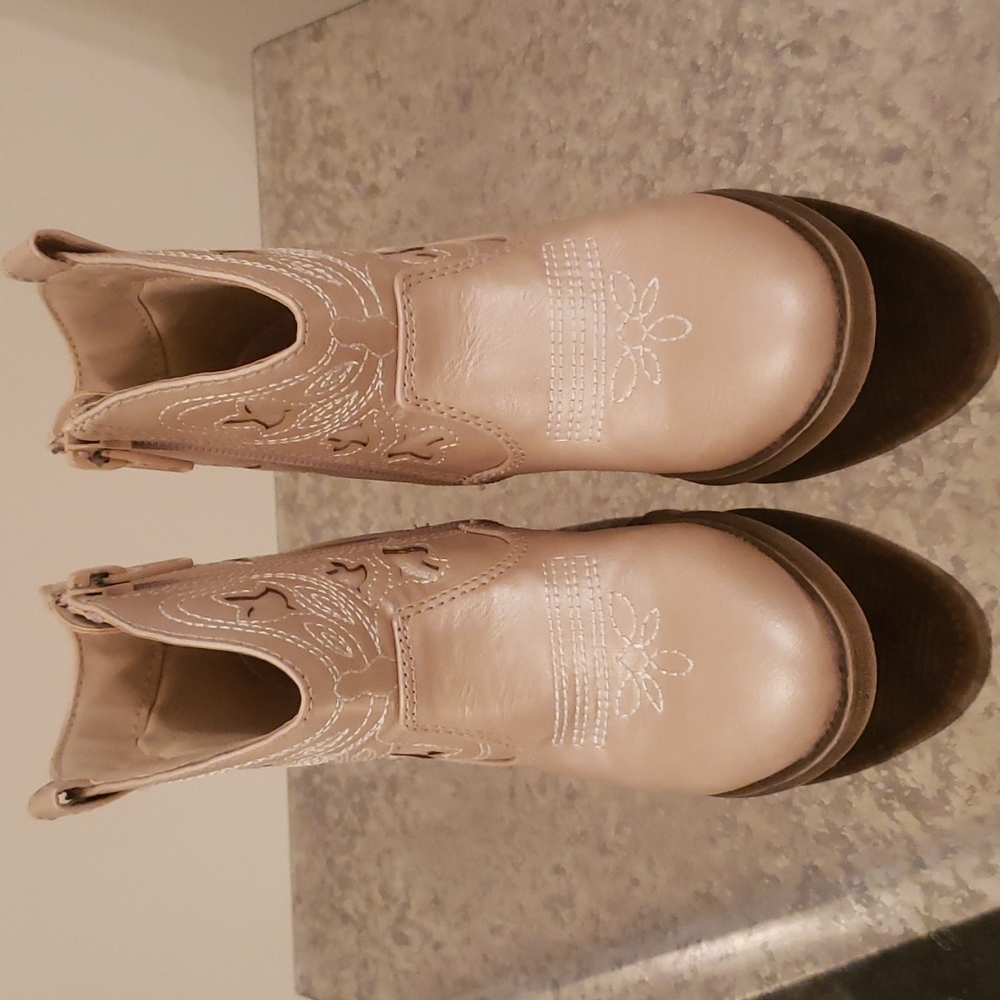 Cat & Jack Champagne Toddler size 8 boots